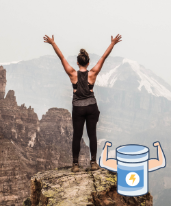 Žena stojaca na vrchole hory, symbolizujúca energiu a vitalitu získanú správnym hormonálnym manažmentom a vyváženou hladinou kortizolu, adrenalínu a inzulínu.