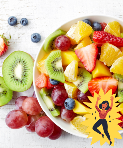 Miska plná čerstvého ovocia vrátane kiwi, jahôd, pomarančov a hrozna – výživa podporujúca tráviace enzýmy a zdravie lymfatického systému, bohatá na vitamíny a antioxidanty.