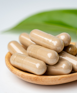 Doplnky výživy - vitamín C, vitamín D, omega-3 pre podporu imunity a zvládanie zápalov.
