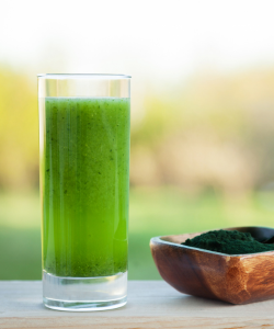 Zelený smoothie nápoj so spirulinou a chlorellou – silný detoxikačný nápoj pre podporu pečene a celkové zdravie.