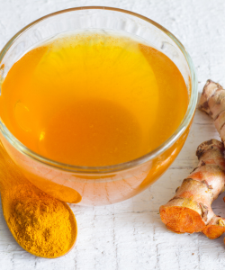 Šálka kurkumového čaju – prírodný detoxikačný nápoj pre zdravie pečene.
