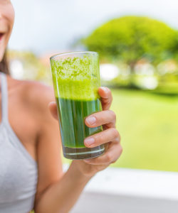 Zdravý zelený smoothie obsahujúci chlorellu. Chlorella podporuje detoxikáciu tela a je odporúčaná pri liečbe chronických zápalov. Fotografia znázorňuje smoothie ako príklad výživného jedla na podporu imunitného systému a detoxikácie.