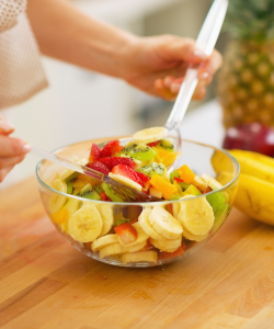 Miska čerstvého ovocia podporujúca príjem antioxidantov pre zdravie kostí