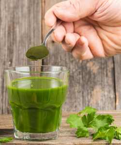 Zelený nápoj s pridaným práškom chlorelly na podporu detoxikácie a zdravia mitochondrií.