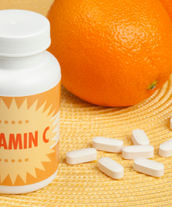 Vitamín C – kľúčový pre zdravie nadobličiek a produkciu kortizolu počas stresu.