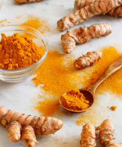Kurkuma a kurkumový prášok – silný prírodný antioxidant podporujúci detoxikáciu pečene.